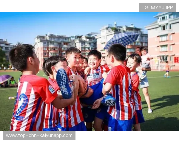 冠军赛终场哨响，球员泪洒赛场写下难忘瞬间，冠军被推出赛道